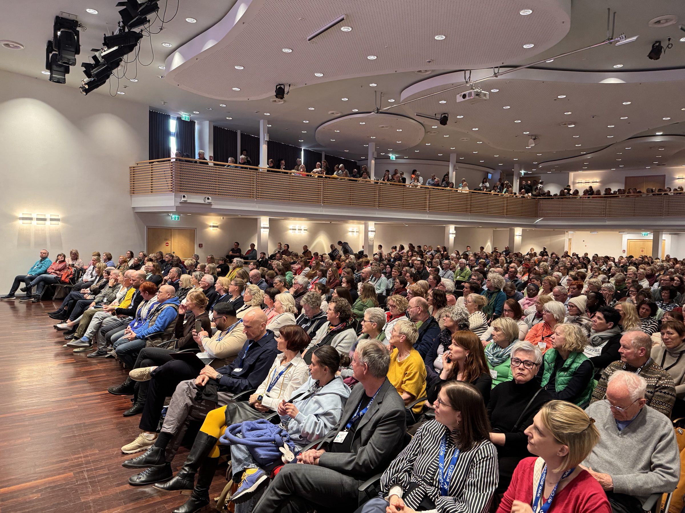 Teilnehmende im Saal des Congress Centrum Sylt während der Internationalen Sylter Palliativtage